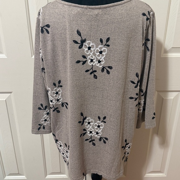 Floral Embroidered Beige Women's Top Size 2X - Picture 4 of 4